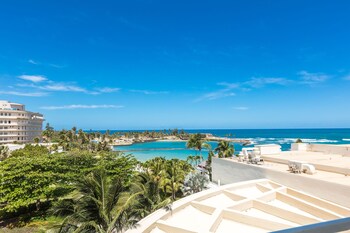 Room, 2 Double Beds, Balcony, Garden View (Beach Wing)