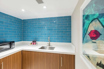 2 BEDROOM BI-LEVEL PREMIUM SUITE- 1KG/2DBL