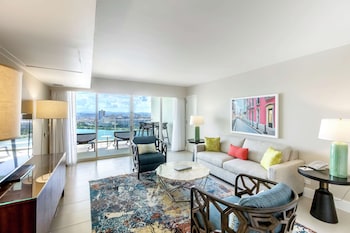 2 BEDROOM BI-LEVEL SUITE- 1KNG/2DBL BEDS