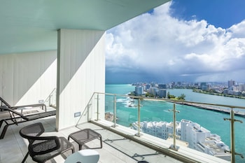 2 BEDROOM BI-LEVEL SUITE- 1KNG/2DBL BEDS