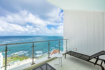 Honeymoon Suite, 1 King Bed, Balcony (Wave Wing)