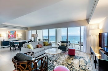 Suite, Multiple Beds, Balcony (Wave Wing)