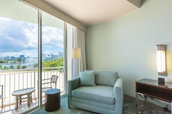 Signature Room, 1 King Bed, Mobility Accessible, Balcony