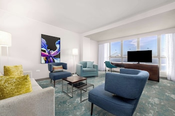 CORNER SUITE - HIGH FLOOR - OCEAN VW - 1KING