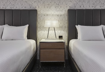 Flamingo Room, 2 Queen Beds, Non Smoking, High Roller View