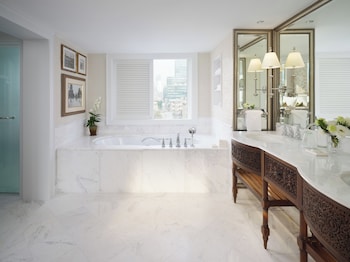 Chao Phraya Suite King