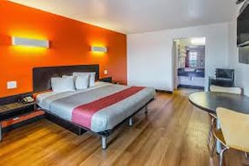 Standard Room, 1 King Bed, Accessible, Smoking