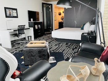 Room, 1 King Bed, Accessible (Escape, Mobility, Roll-In Shower)