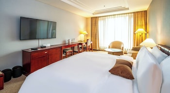 Deluxe Room, 1 Queen Bed (B - Parking for 1 vehicle included)