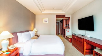 Deluxe Room, 1 Queen Bed (B - Parking for 1 vehicle included)
