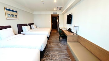 Quadruple Room, Bathtub (with Breakfast for 2 Adults, 1 Child)