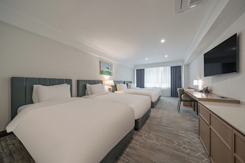 Quadruple Room, Bathtub (with Breakfast for 2 Adults, 1 Child)