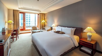 Deluxe Room, 1 Queen Bed (B - Parking for 1 vehicle included)