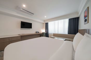 Superior Queen + Gimpo Airport Transfer(One Way)