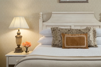 Single Room, 1 Queen Bed, Garden View
