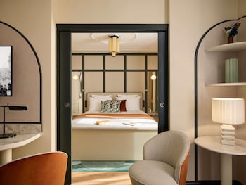 Deluxe Suite, 1 King Bed, 2 Bathrooms