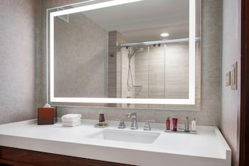 Room, 1 King Bed (Mobility/Hearing Accessible, Tub)