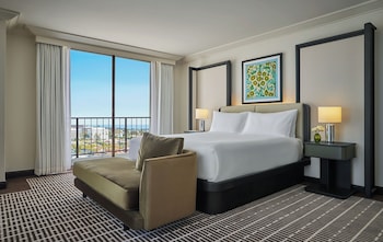 Grand Suite, 2 Bedrooms (Skyline | King/Queen)