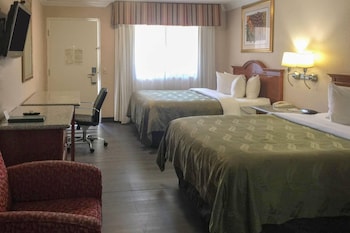 Deluxe Room, 2 Queen Beds, Kitchenette, Non-Smoking