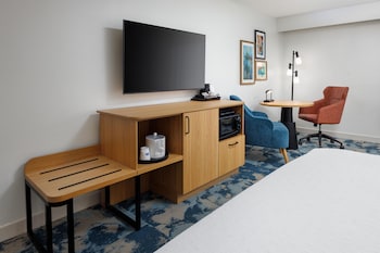 Room, 1 King Bed, Accessible, Microwave (Mobility and Hearing)
