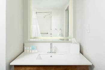 Room, 1 King Bed, Accessible, Microwave (Mobility and Hearing)