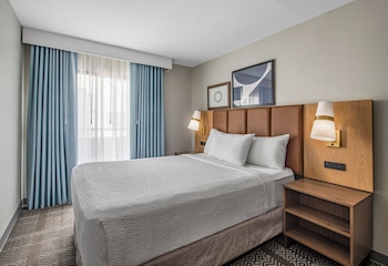 Loft, 2 Queen Beds, Kitchen (Bi Level Suite and Court View)