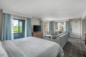 Studio Suite, 1 King Bed, Kitchen, Golf View