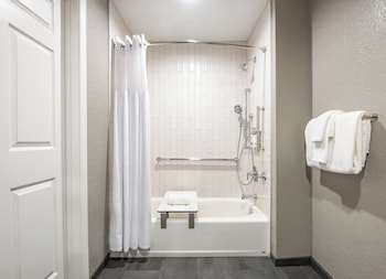 Studio Suite, 1 King Bed, Accessible Bathtub, Kitchen (Mobility)