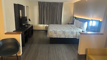 Deluxe Suite, 1 King Bed, Non Smoking, Refrigerator & Microwave