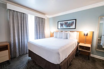 Monarch Deluxe King Suite