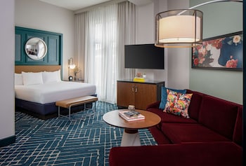 Suite, 1 King Bed (Petite)