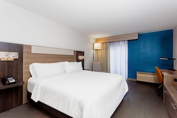 Standard Room, 1 King Bed, Pool Access