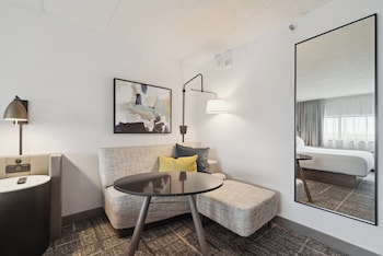 Standard Room, 1 King Bed (Worklife, Bath Shower Combo)