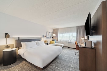 Room, 1 King Bed, Roll-in Shower (Worklife, Comm Access)