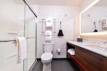 Standard Room, 1 King Bed, Accessible (Communications)