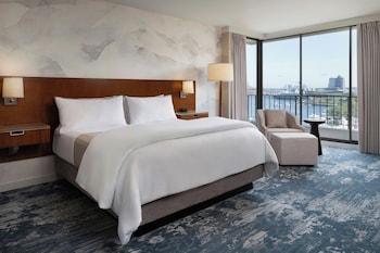 Room, 1 King Bed, Harbor View (Windows on 2 Sides)