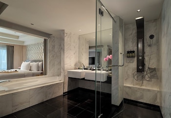 PARKROYAL COLLECTION Suite