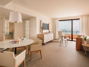 Red Level Presidential Suite Sea and Cathedral View