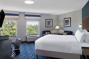 Suite, 1 King Bed, City View (Corner)