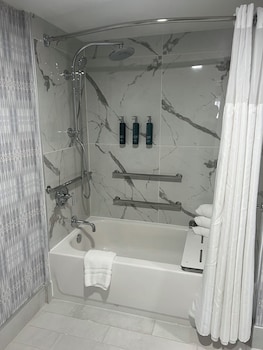 Room, 1 Queen Bed, Accessible, Non Smoking (Bathtub)