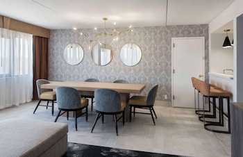 Suite, 1 King Bed, Mountain View