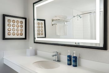 Deluxe Room, 1 King Bed, Hearing Accessible