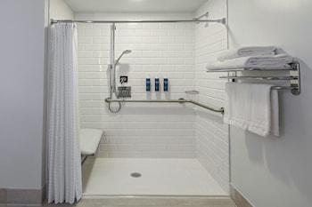 Deluxe Room, 1 King Bed, Hearing Accessible (Transfer Shower)