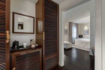 Gallery Deluxe Room