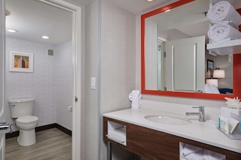 Room, 1 Queen Bed, Non Smoking, Refrigerator & Microwave
