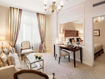 Junior Suite, 1 King Bed, Garden View (Combined living and sleeping area)