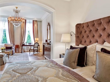 Junior Suite, 1 King Bed, Lake View (Combined living and sleeping area)