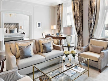 Suite, 1 Bedroom, Lake View (Celebrity King. Separate Living Room)