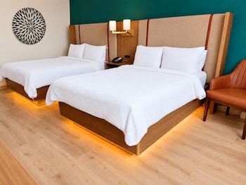 Room, 2 Queen Beds, Accessible Bathtub