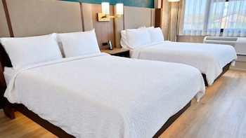 Suite, 2 Queen Beds (Low Floor)